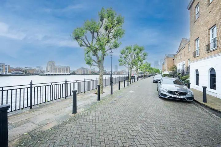 Apartamento Gated Riverside Se16 With Parking Pass The Keys Londres