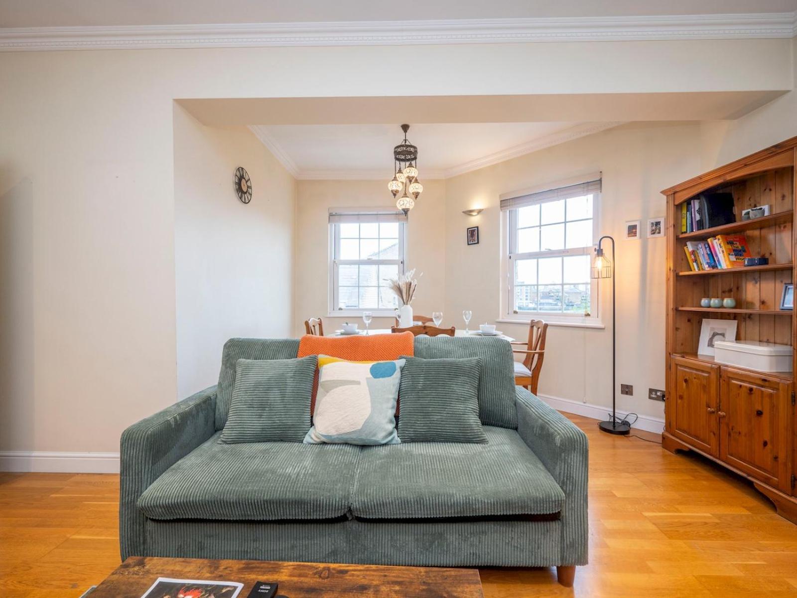 Gated Riverside Se16 With Parking Pass The Keys Londres