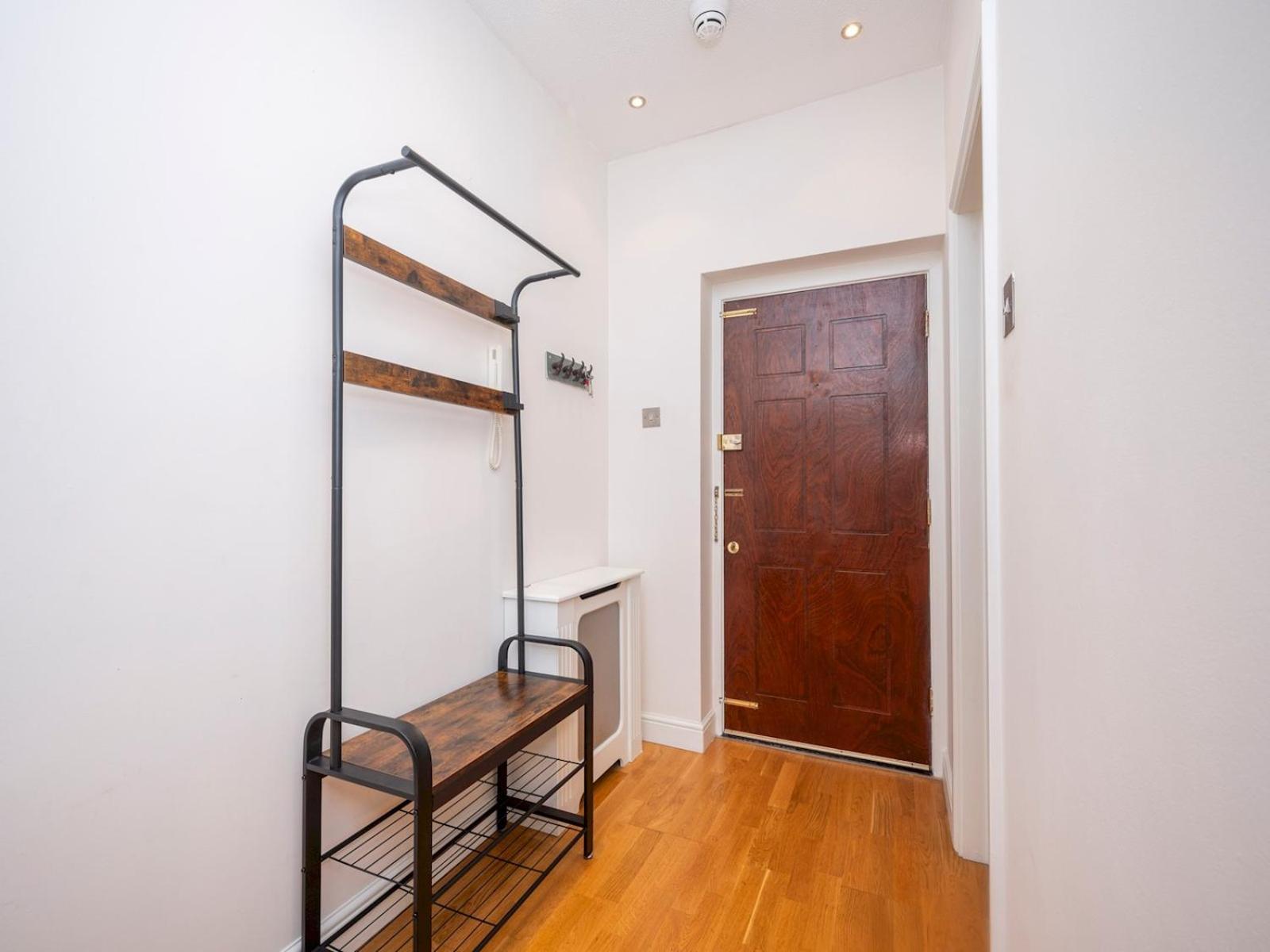 Apartamento Gated Riverside Se16 With Parking Pass The Keys Londres