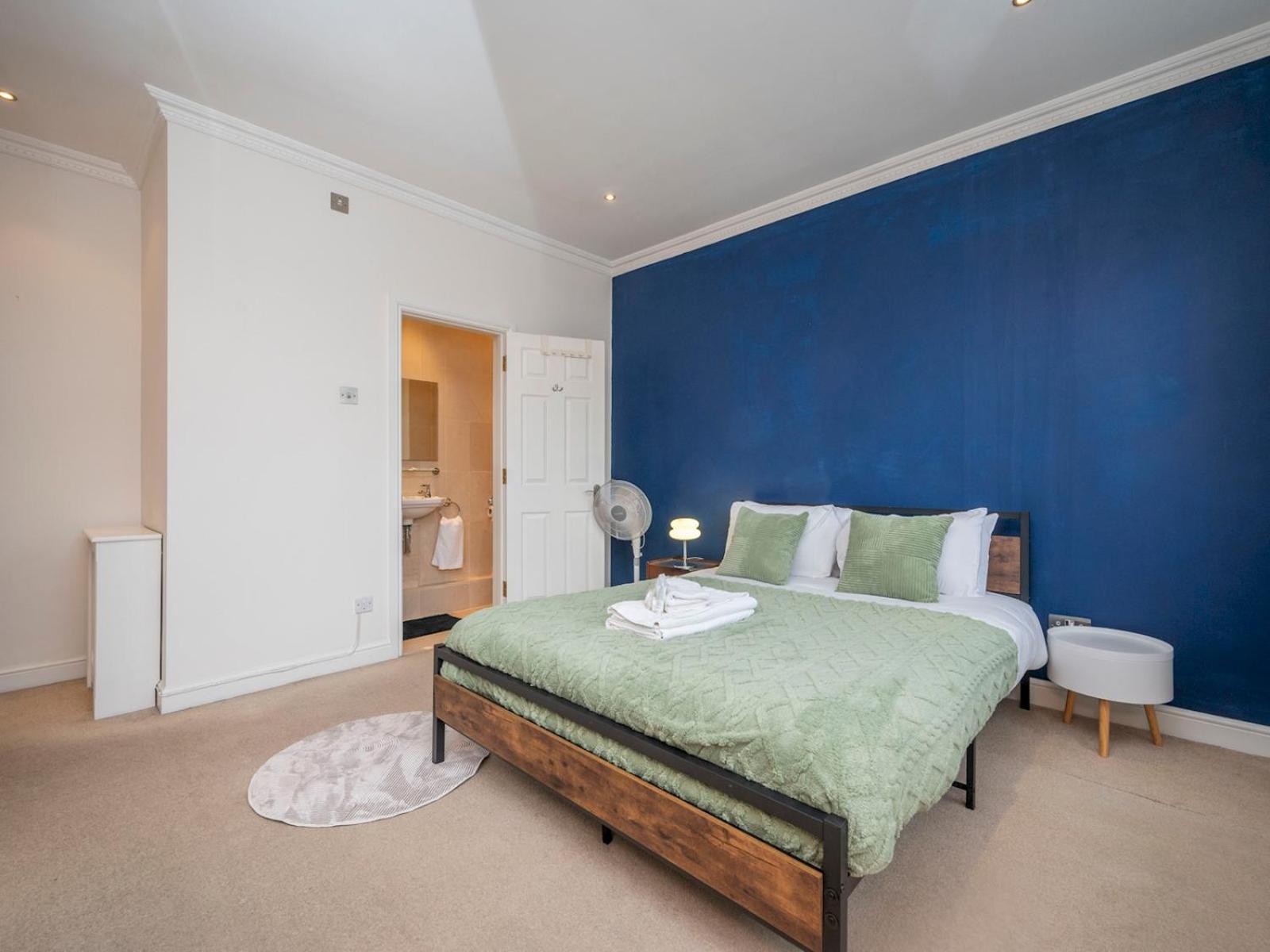 Gated Riverside Se16 With Parking Pass The Keys Apartment