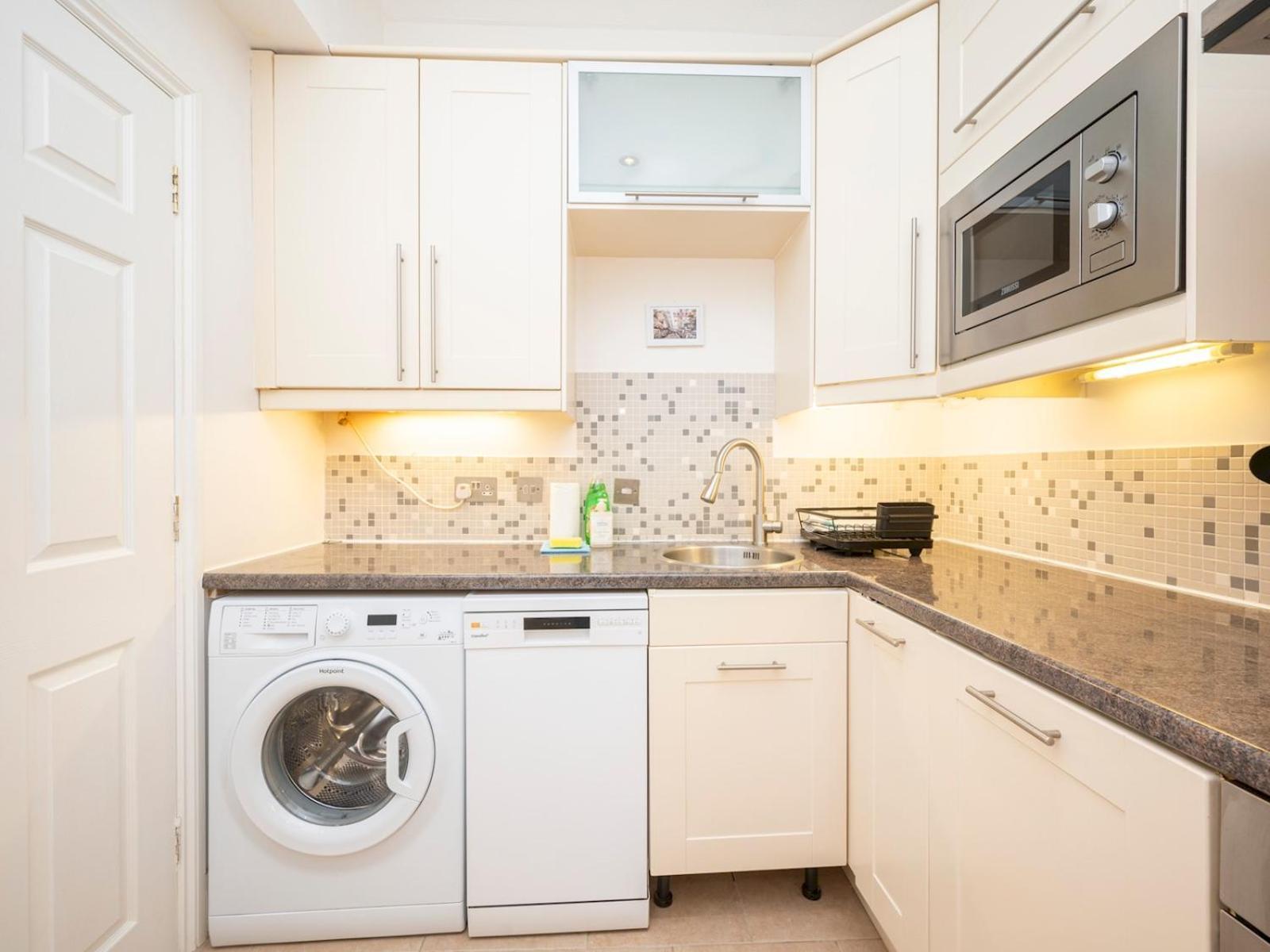 Apartment Gated Riverside Se16 With Parking Pass The Keys London