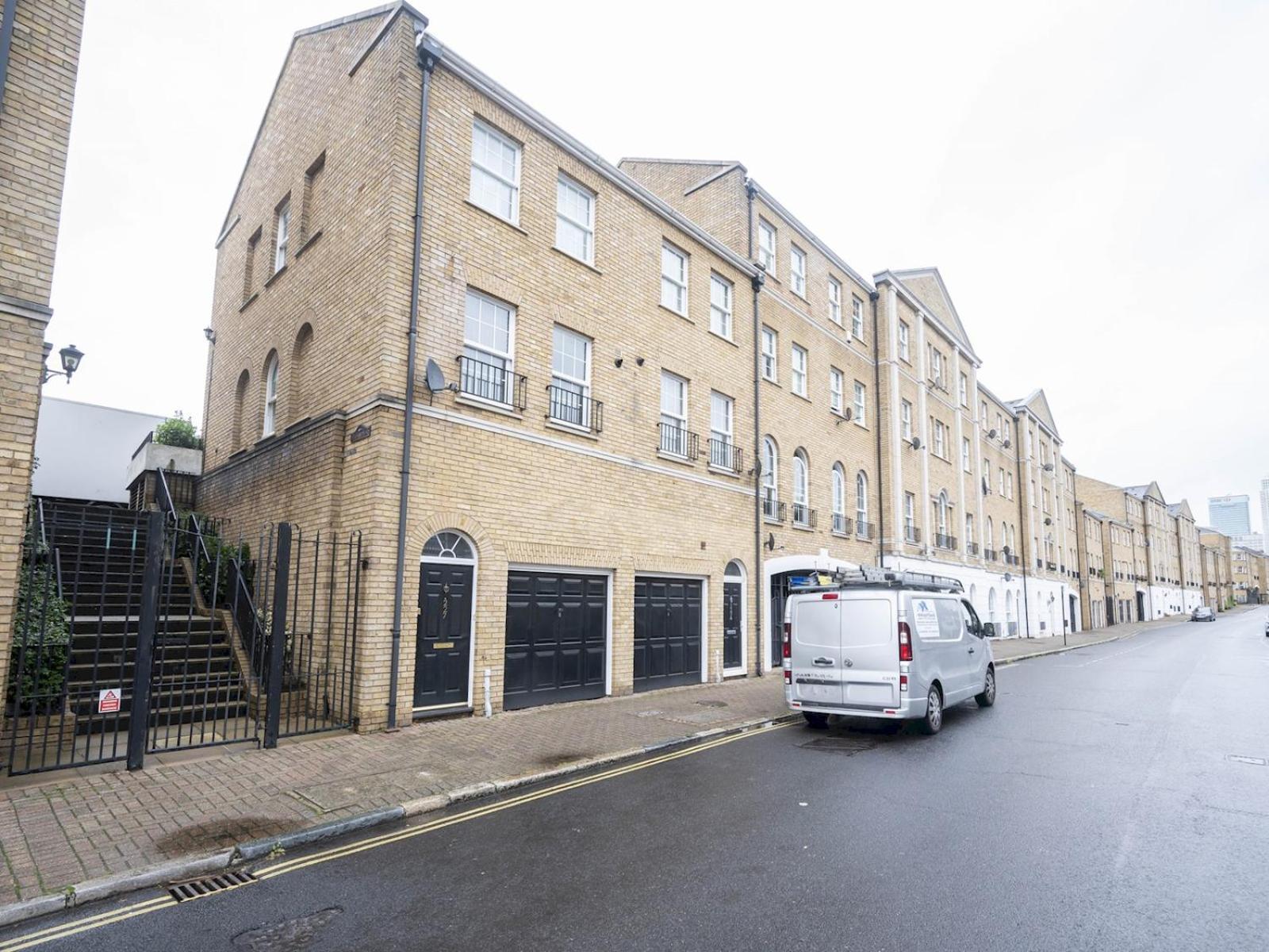 Apartamento Gated Riverside Se16 With Parking Pass The Keys Londres