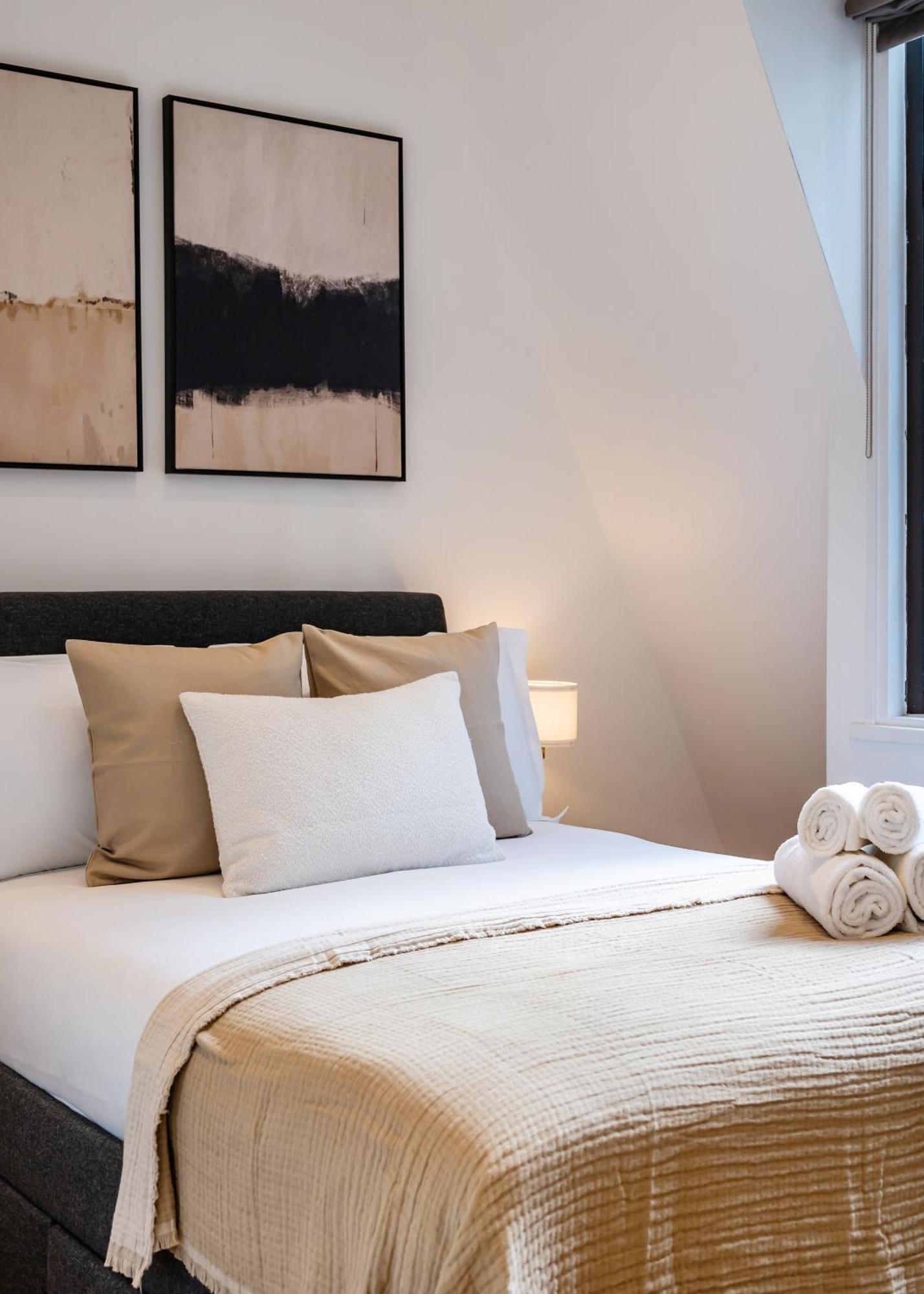 Luxury Aircon 3 Bedr, 4 Beds, 2 Bath Trafalgar Sq Apartment *