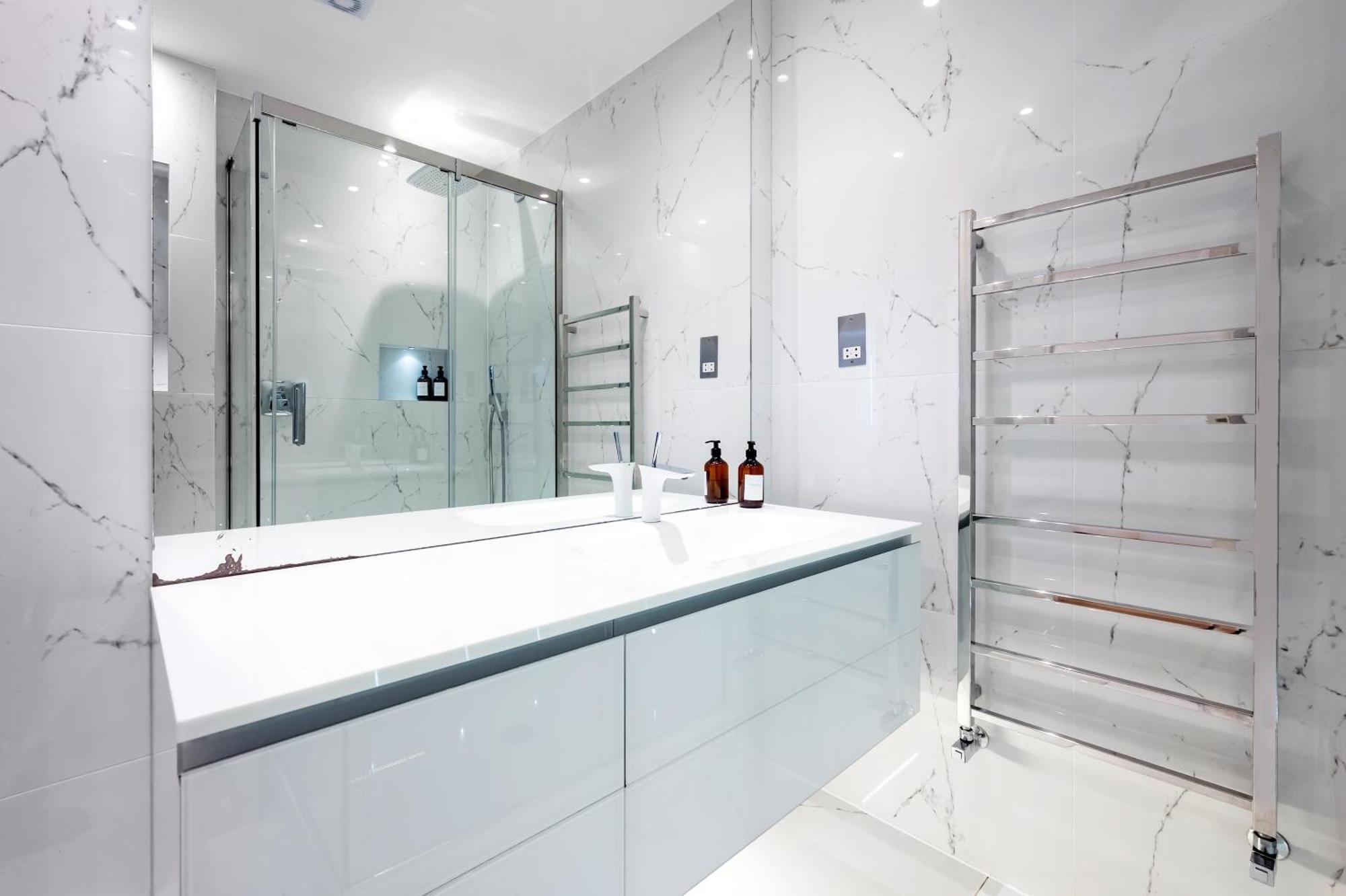 Luxury Aircon 3 Bedr, 4 Beds, 2 Bath Trafalgar Sq