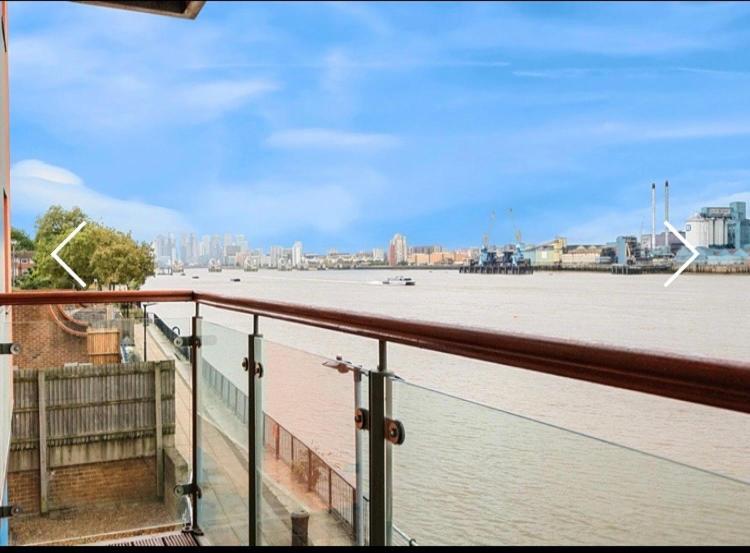 Amazing River View 2 Bedroom Apartment, Sleeps 6 , Balcony And Parking Londen