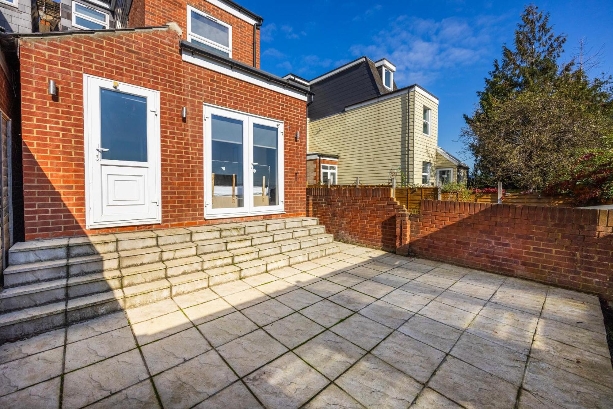 Modern 3 Bedroom With Ensuite Apartment