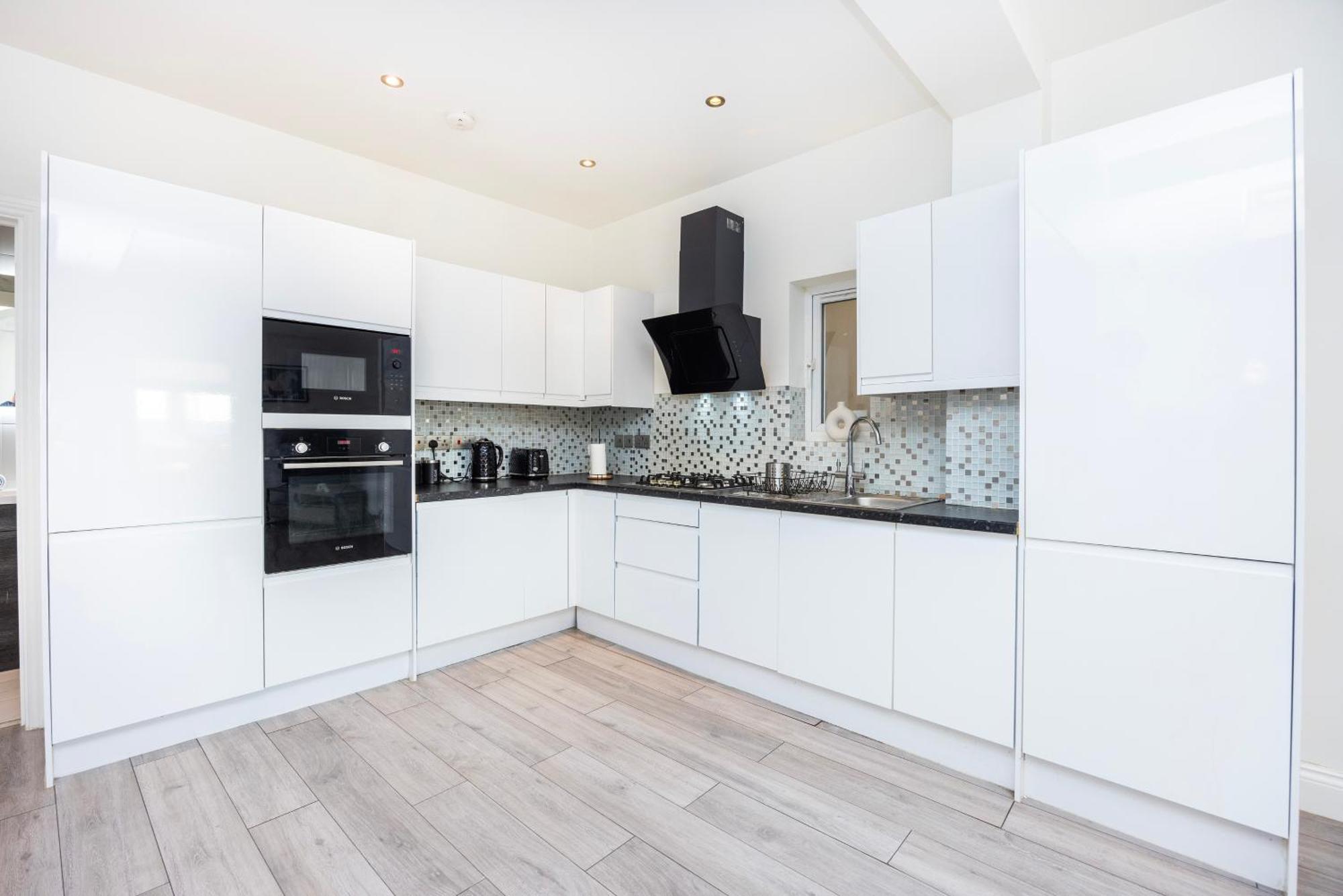 Modern 3 Bedroom With Ensuite Apartment