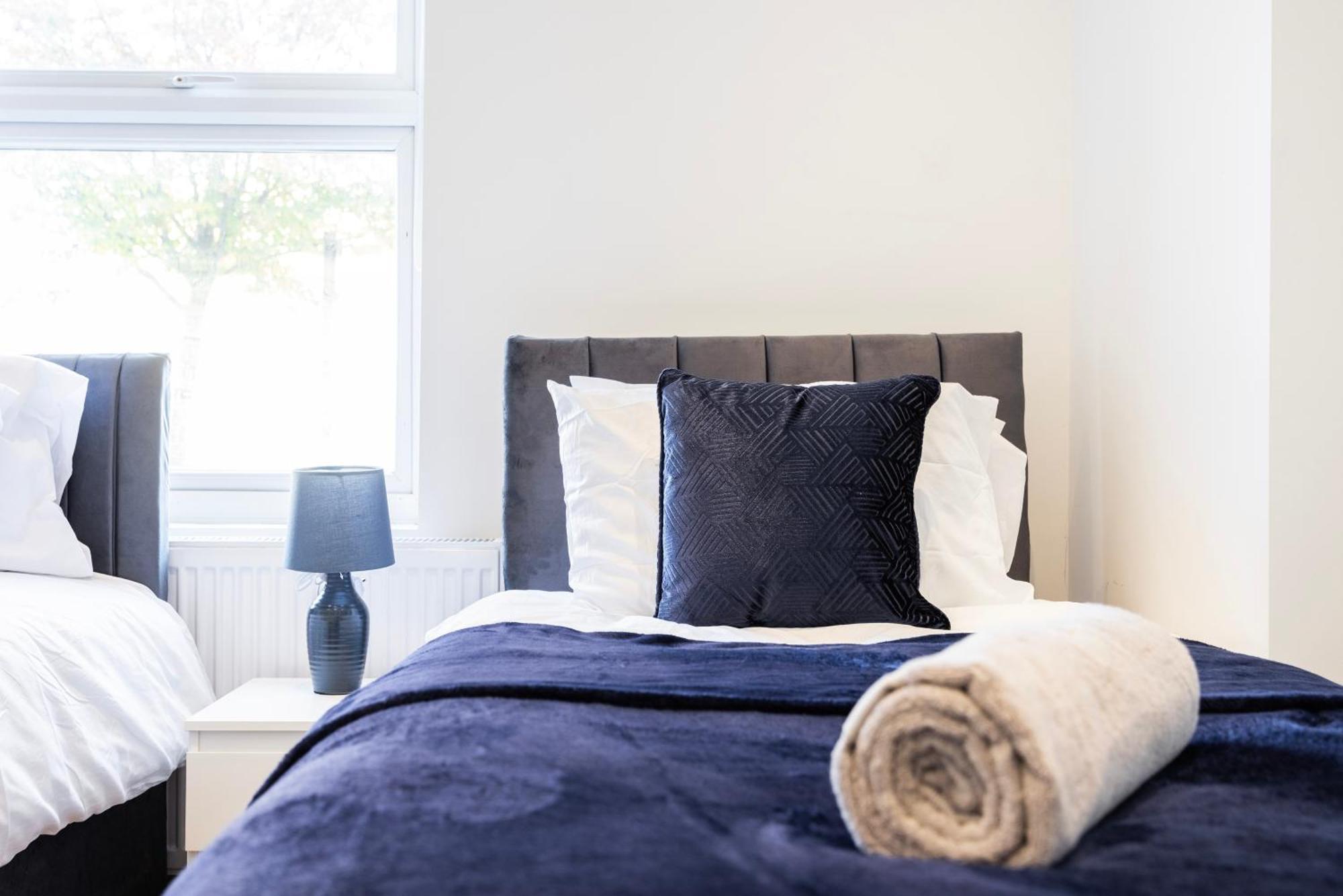 Modern 3 Bedroom With Ensuite Apartment *