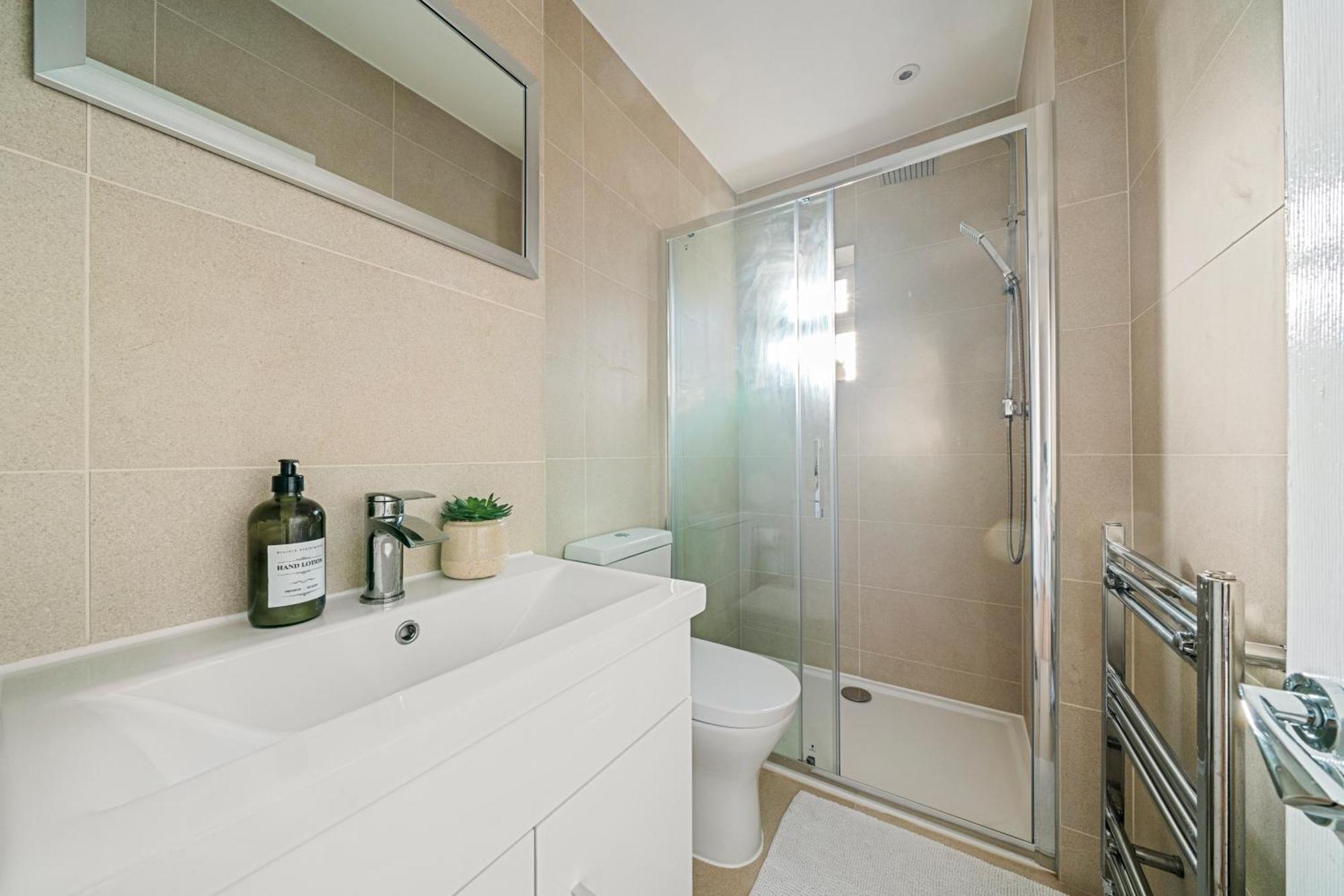 2 Bed Luxury Parking And Garden - Close To Heathrow Apartment *