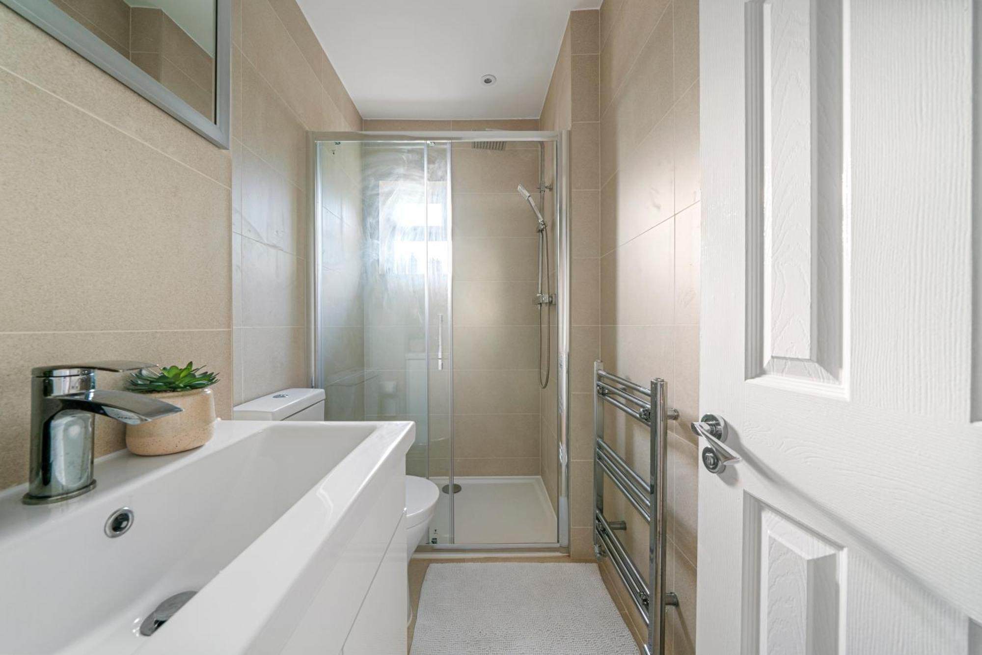 2 Bed Luxury Parking And Garden - Close To Heathrow Apartment London