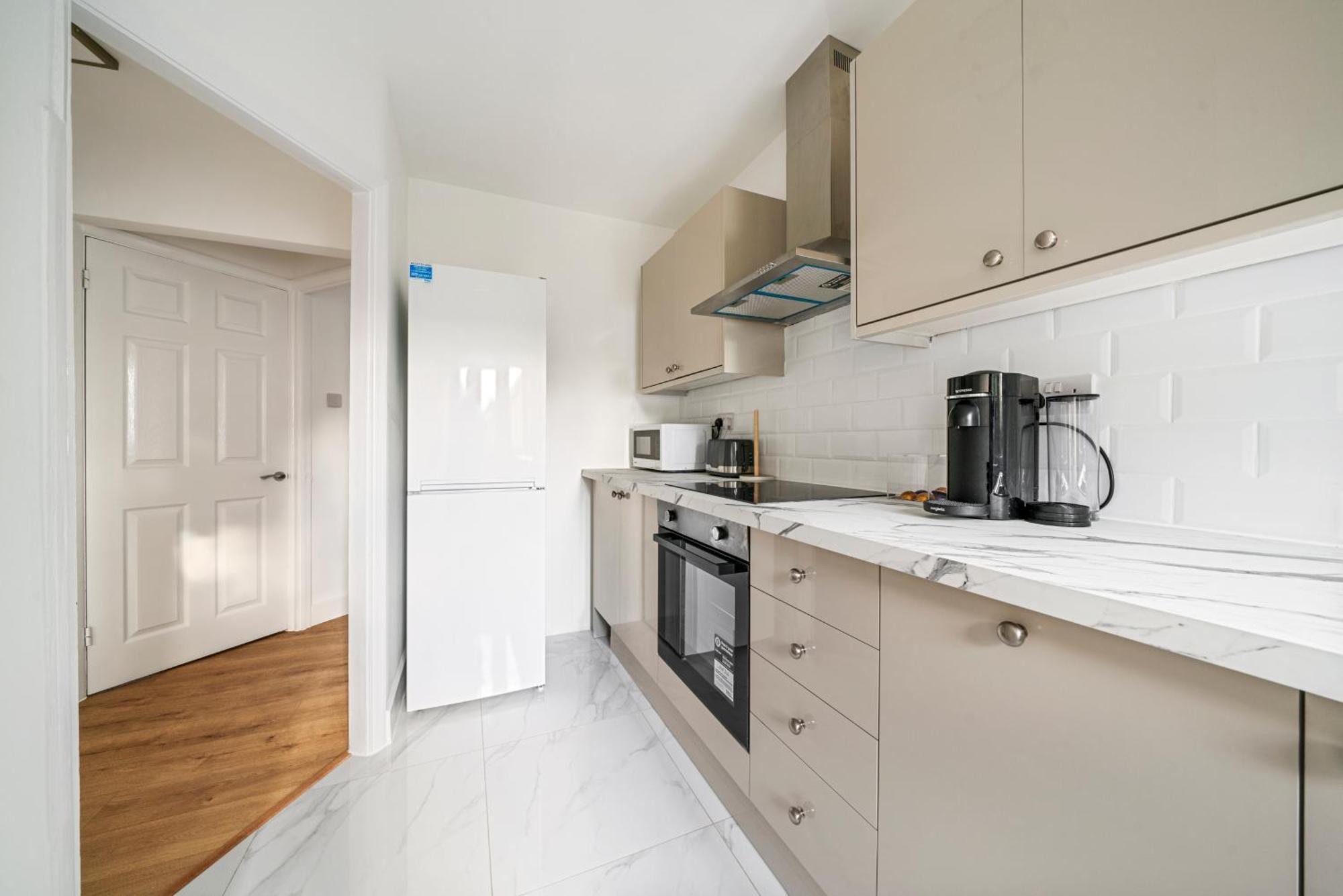 2 Bed Luxury Parking And Garden - Close To Heathrow Apartment