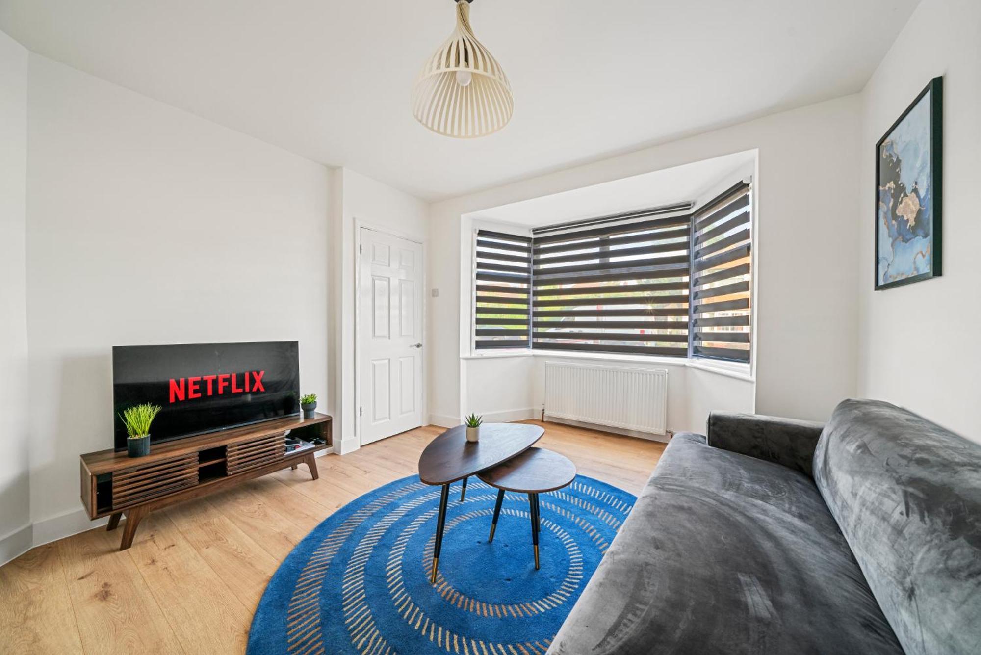 2 Bed Luxury Parking And Garden - Close To Heathrow Apartment *