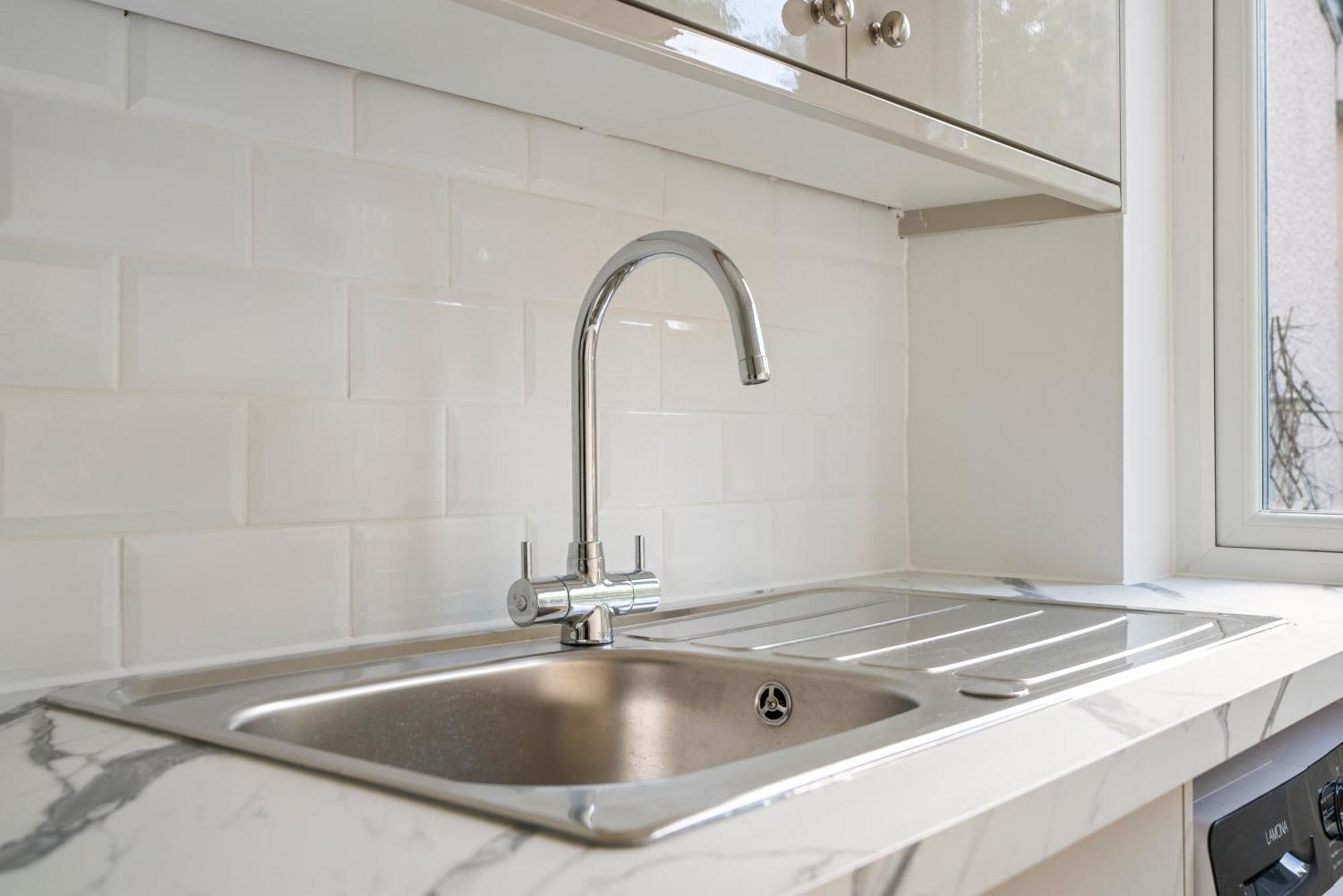 Apartment 2 Bed Luxury Parking And Garden - Close To Heathrow *