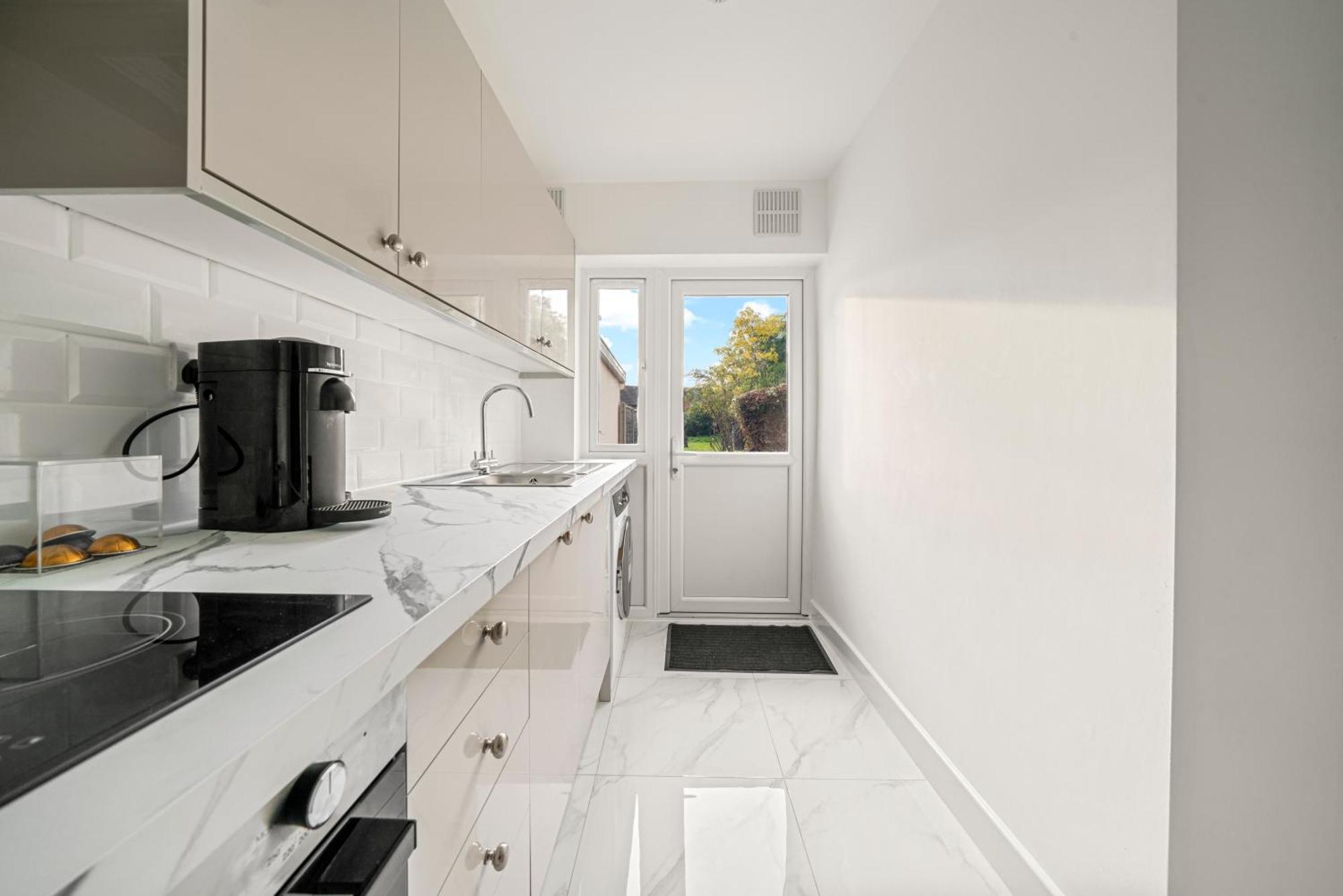 2 Bed Luxury Parking And Garden - Close To Heathrow London