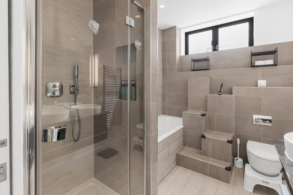 Apartment Stylishly Designed 4 Bedroom London