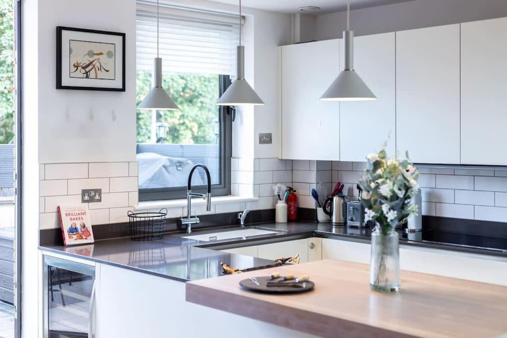 Stylishly Designed 4 Bedroom * London