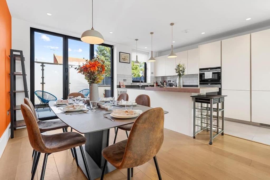 Stylishly Designed 4 Bedroom Apartamento *