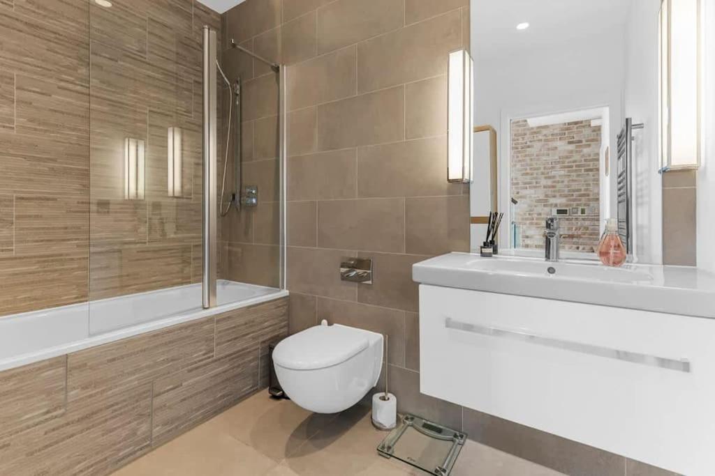 Stylishly Designed 4 Bedroom * London