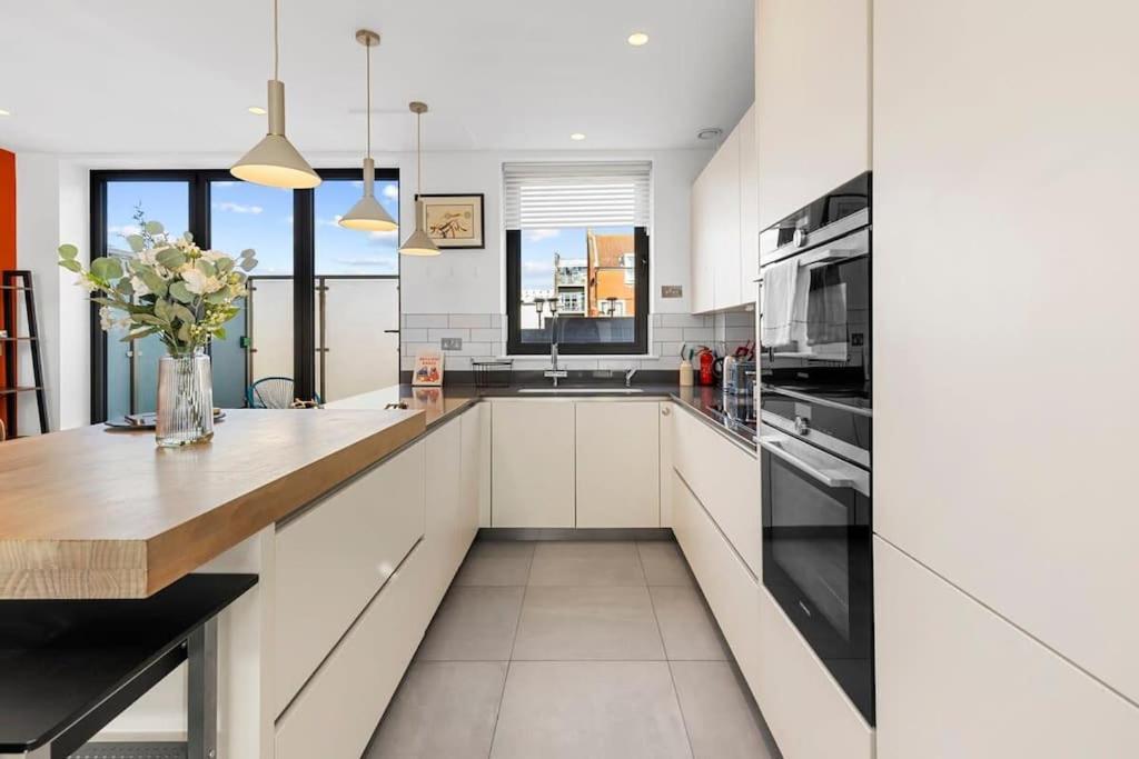 Stylishly Designed 4 Bedroom Apartment London