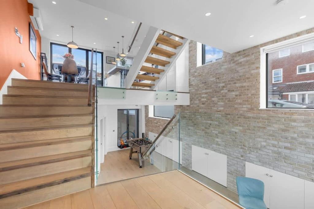 Apartment Stylishly Designed 4 Bedroom *