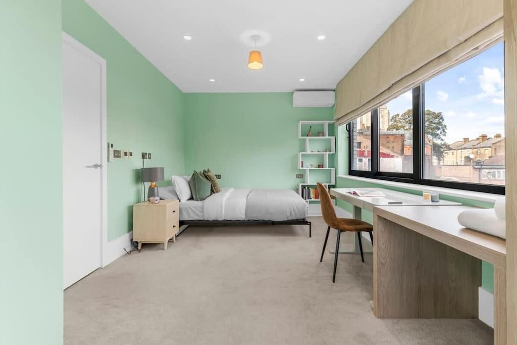 Stylishly Designed 4 Bedroom * London