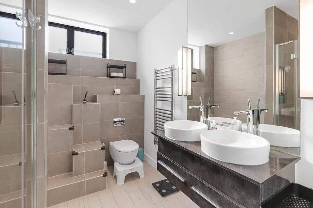 Apartment Stylishly Designed 4 Bedroom London