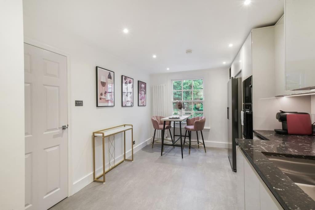 Spacious 3-bed Split Level Flat On Portobello Road Apartment London