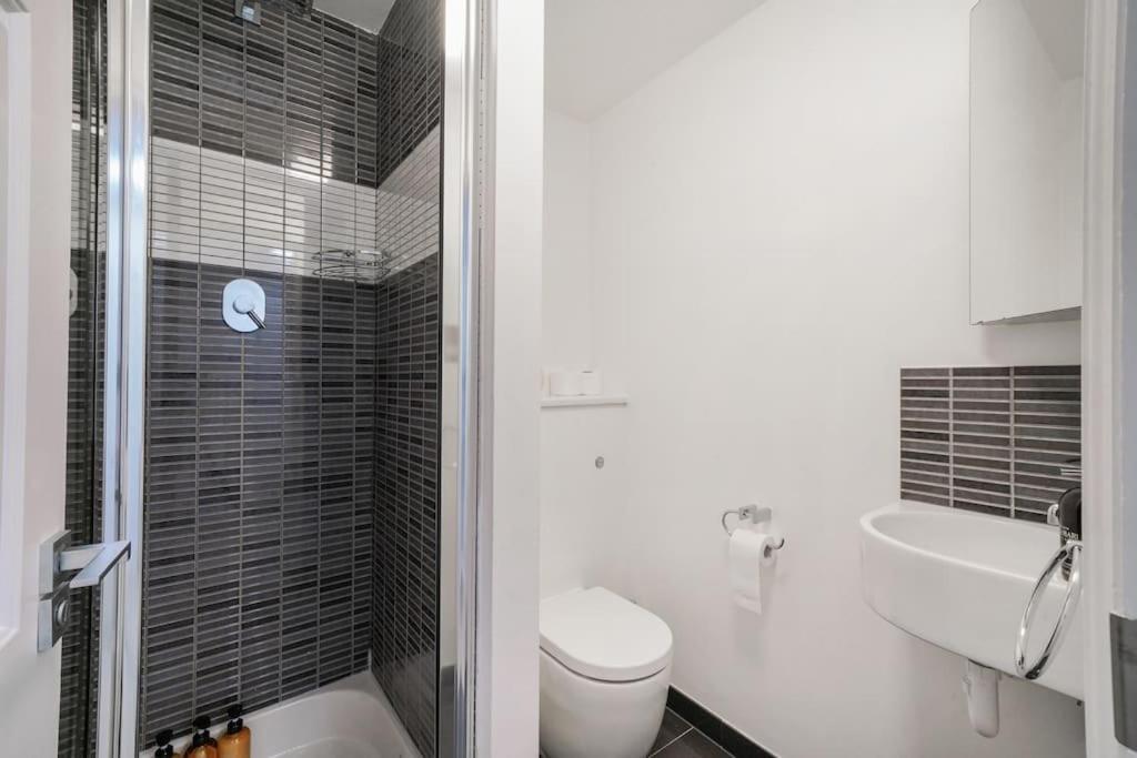 Spacious 3-bed Split Level Flat On Portobello Road London
