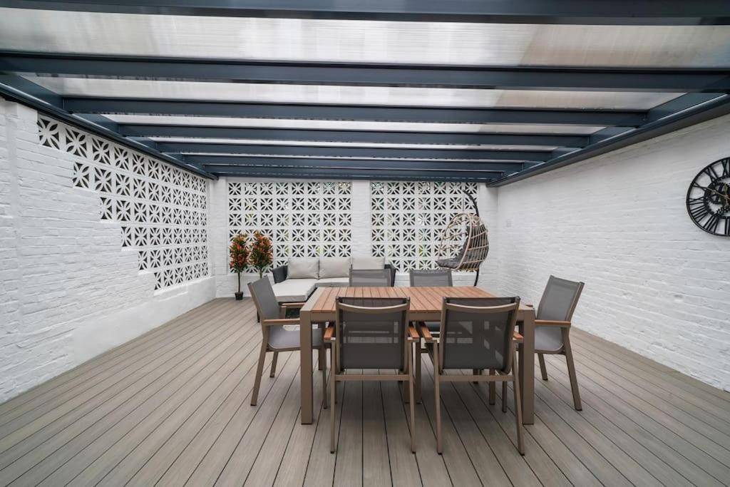 Spacious 3-bed Split Level Flat On Portobello Road London
