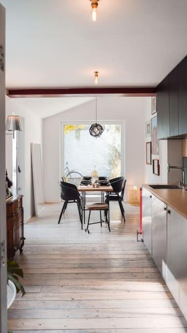 Apartment Stylish & Spacious! A Victorian House In Zone 1! *