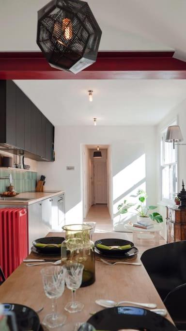 Stylish & Spacious! A Victorian House In Zone 1! Apartment *