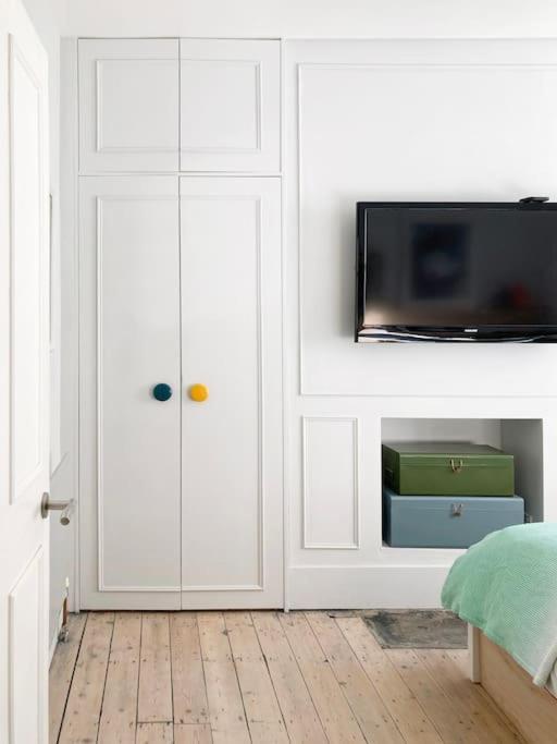 Apartment Stylish & Spacious! A Victorian House In Zone 1! London