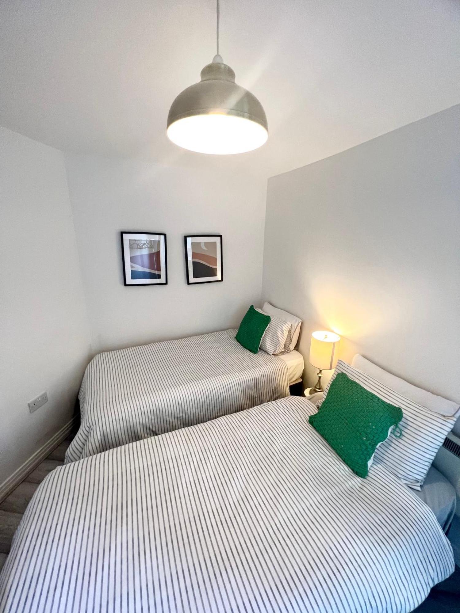 Modern Two Bedroom Two Bath Opp Tube Station