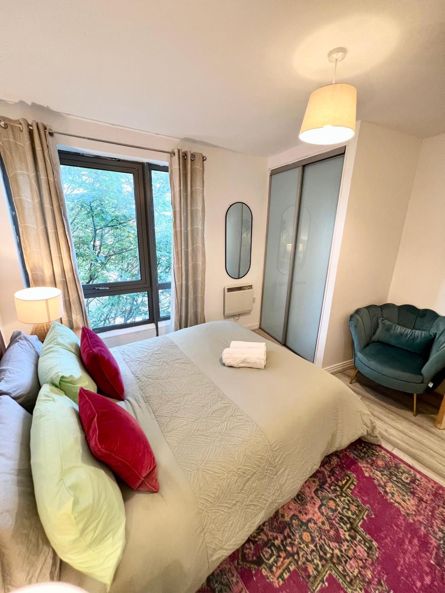 Modern Two Bedroom Two Bath Opp Tube Station Apartment