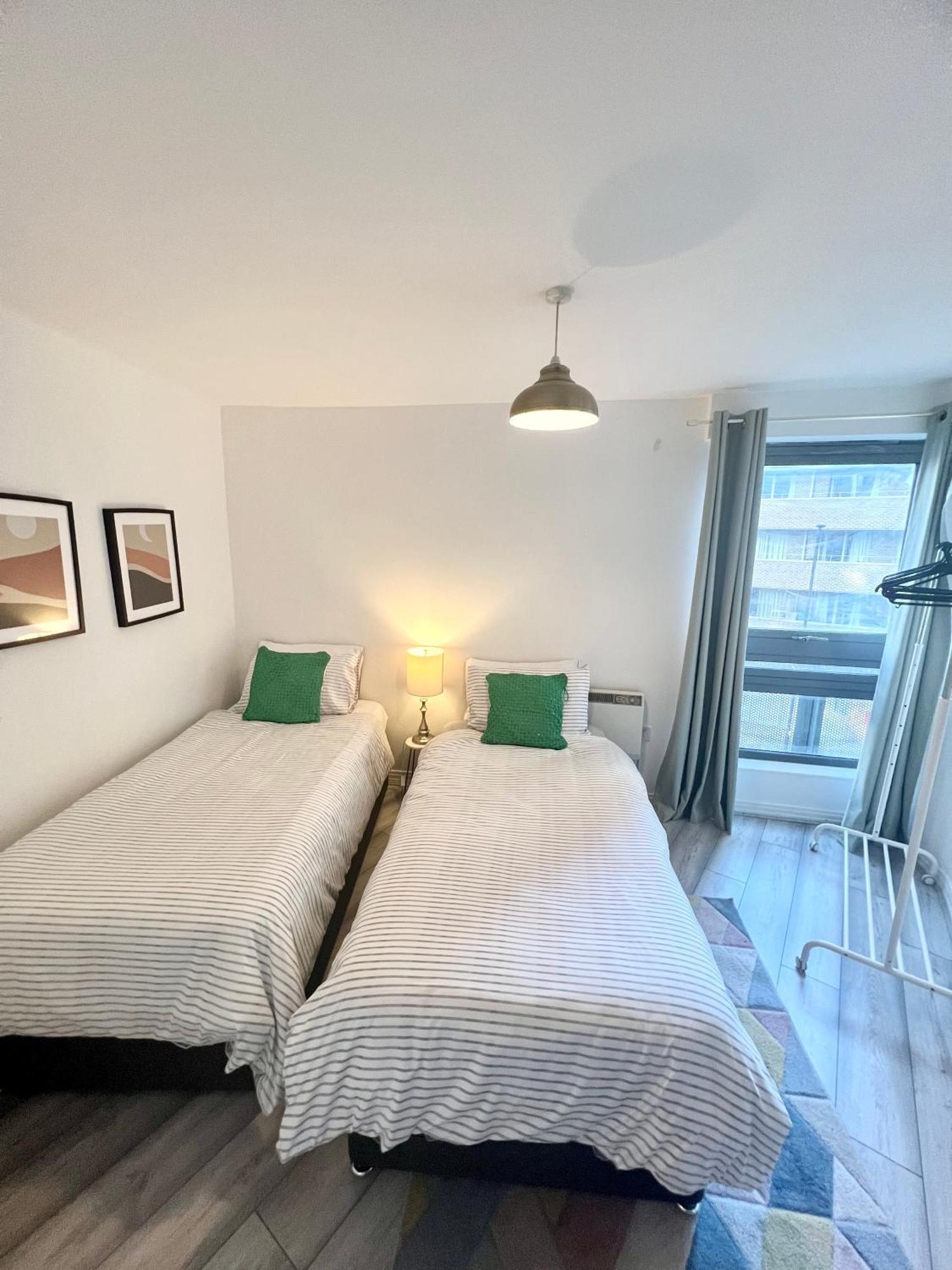 Apartment Modern Two Bedroom Two Bath Opp Tube Station