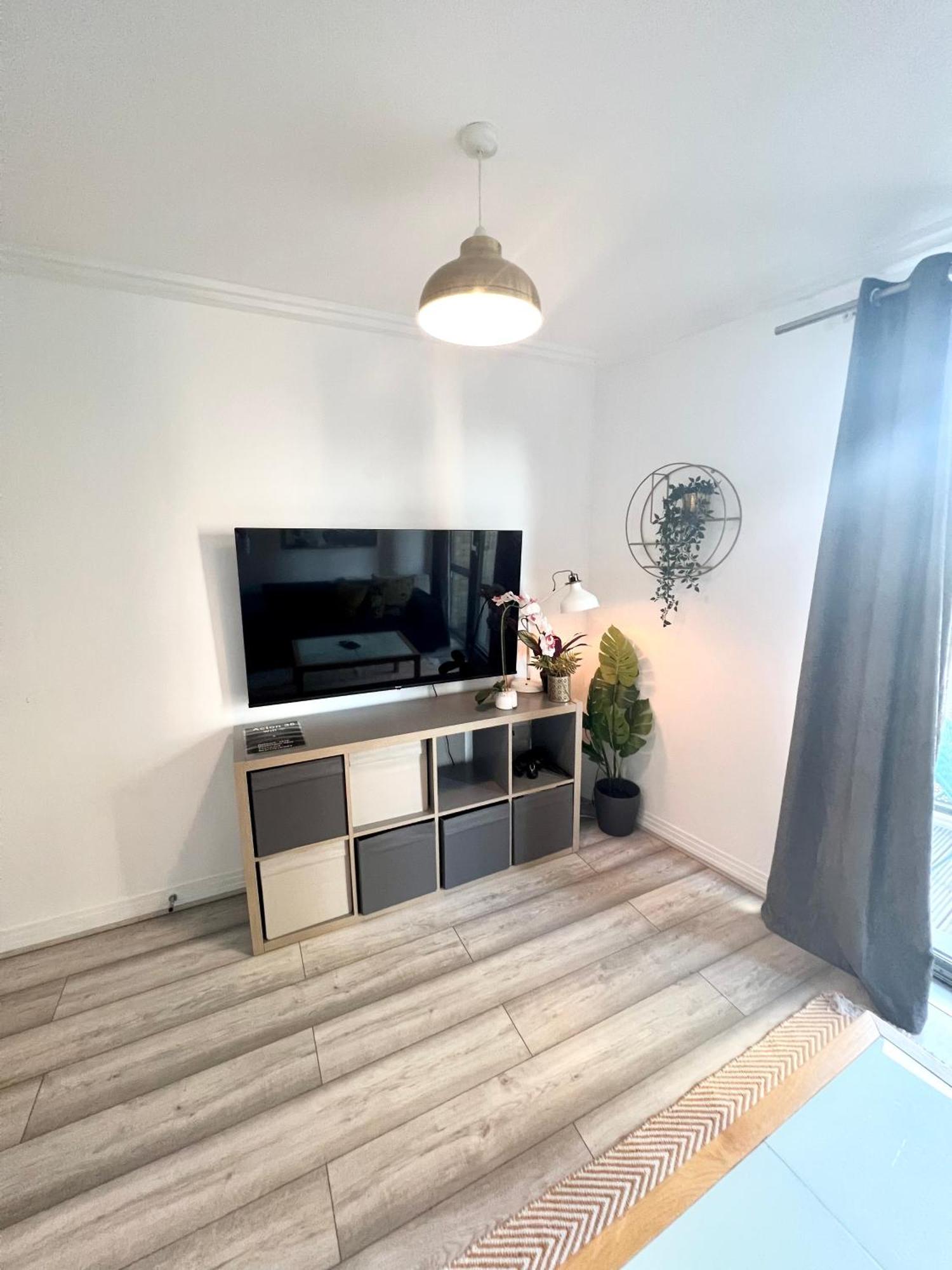 Apartment Modern Two Bedroom Two Bath Opp Tube Station *