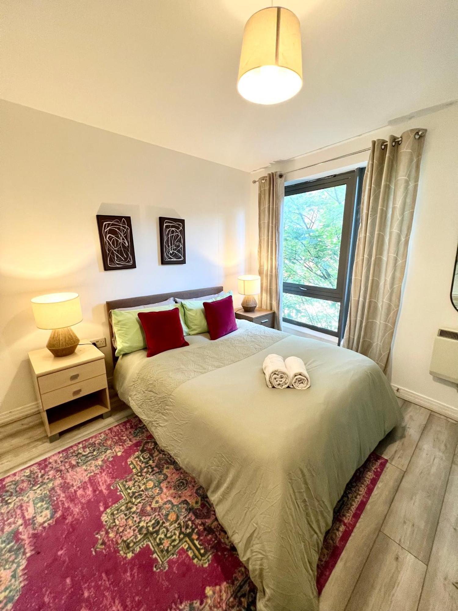 Modern Two Bedroom Two Bath Opp Tube Station Apartment London