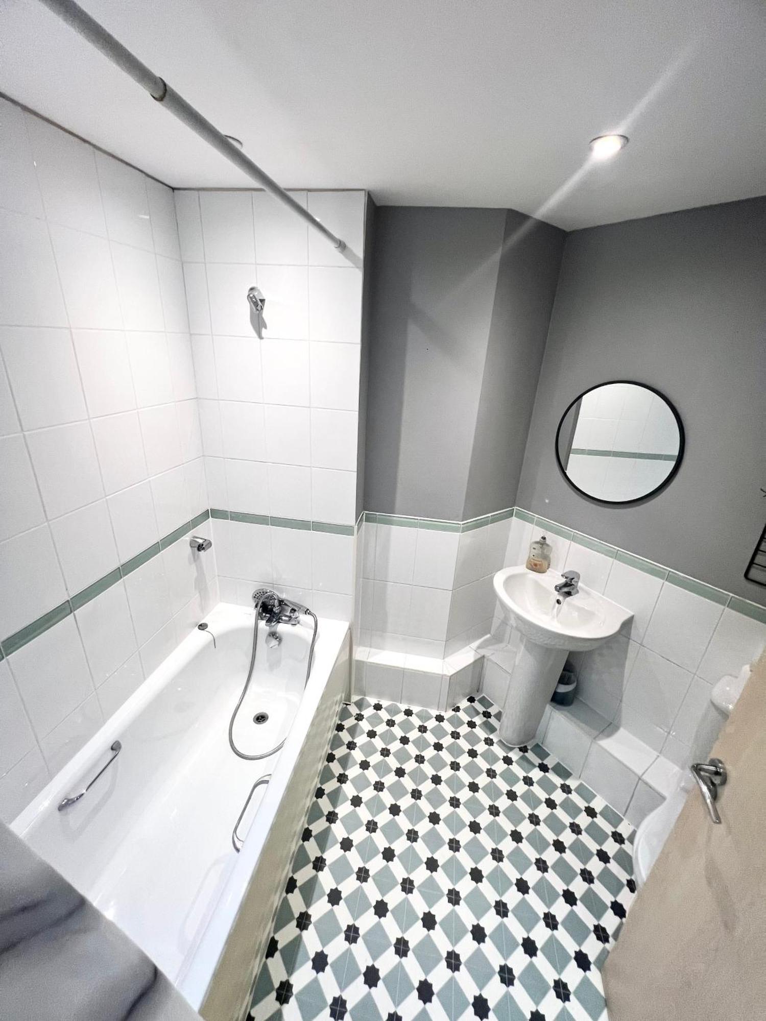 Apartment Modern Two Bedroom Two Bath Opp Tube Station London