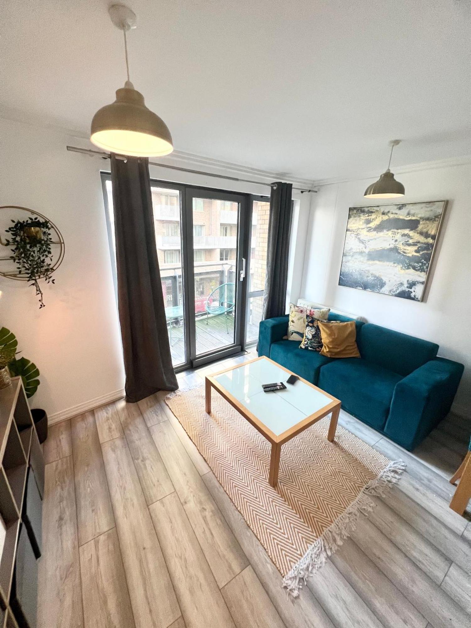 Modern Two Bedroom Two Bath Opp Tube Station *