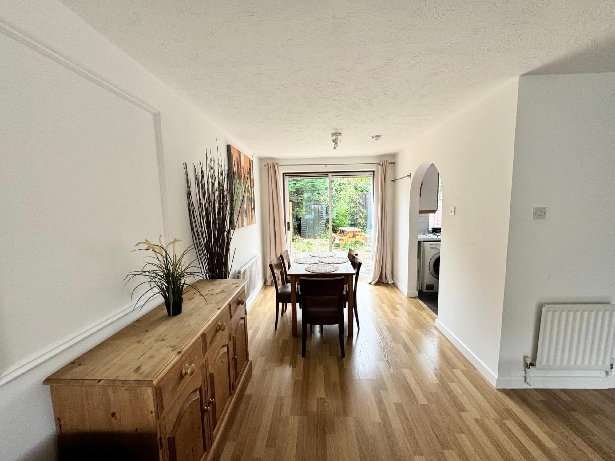 Apartment 3 Bed House With Parking And Garden Near Tower Bridge *