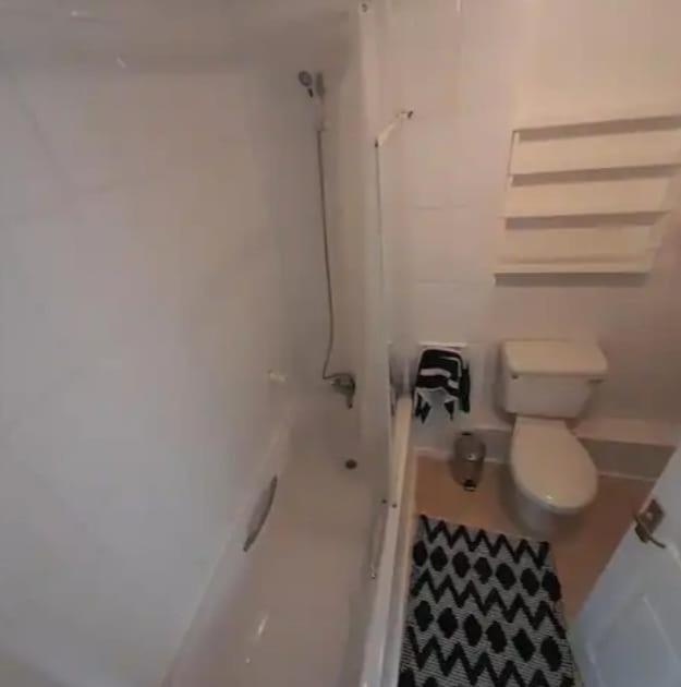 Lovely 2-bedrooom Home, Away From Holiday home