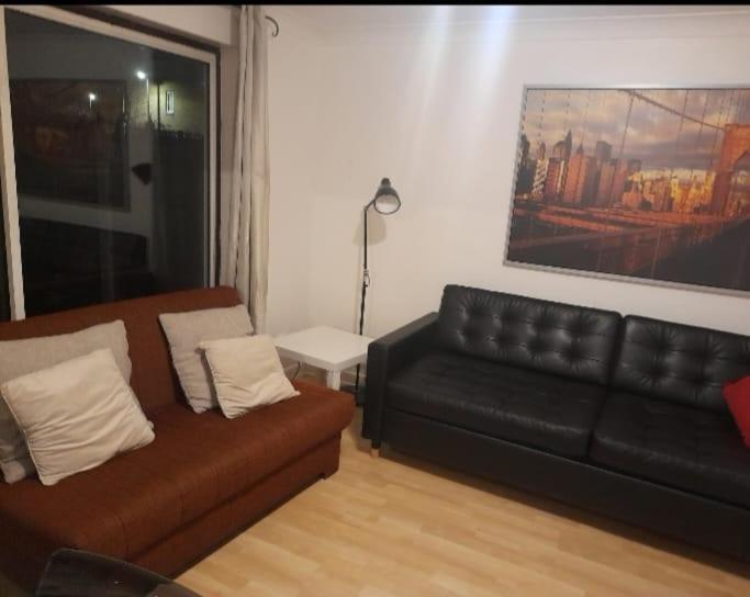 Lovely 2-bedrooom Home, Away From Holiday home