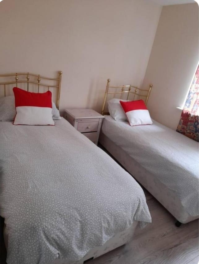 Holiday home Lovely 2-bedrooom Home, Away From London