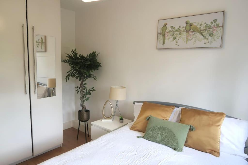Chic 4-bed In Trendy Clerkenwell W Balcony And Walking Distance To Tube Apartment London
