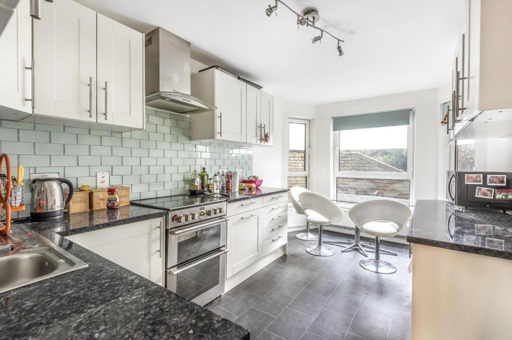 Chic 2 Bedroom Flat * London