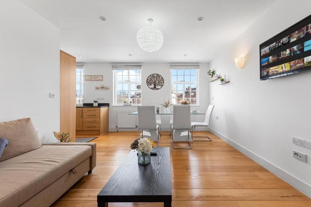 Modern 2 Bed 2 Bathroom Clapham London