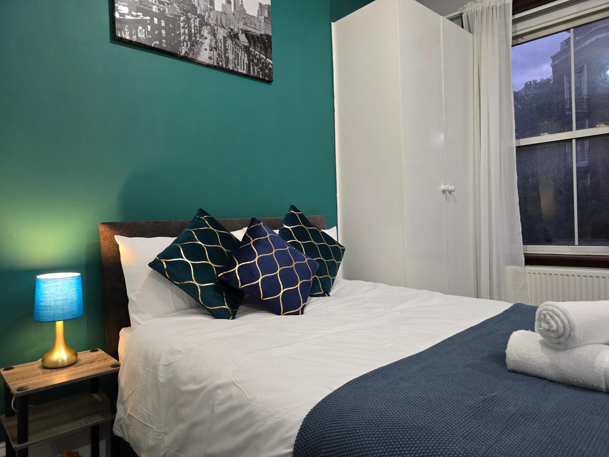 Cosy 3 Bedroom Flat Step Away From Paddington Apartment *