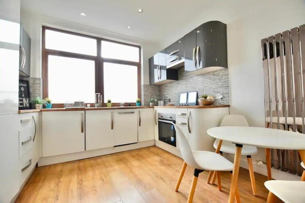 Luxury Near Canning Town- Free Parking Appartement Londen