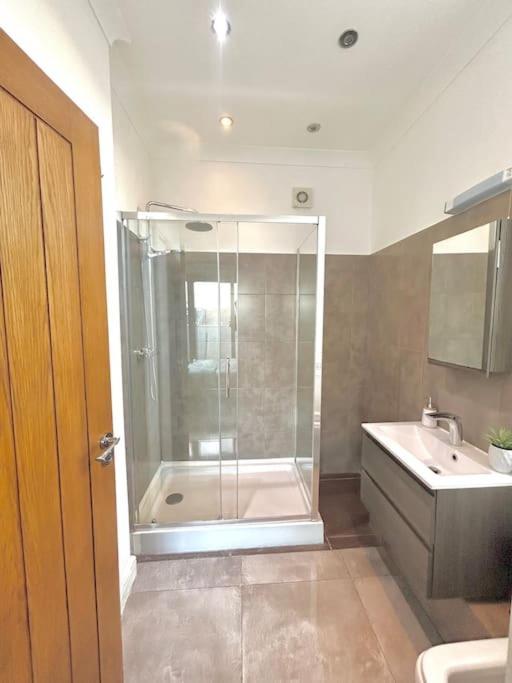 Luxury Near Canning Town- Free Parking * Londen