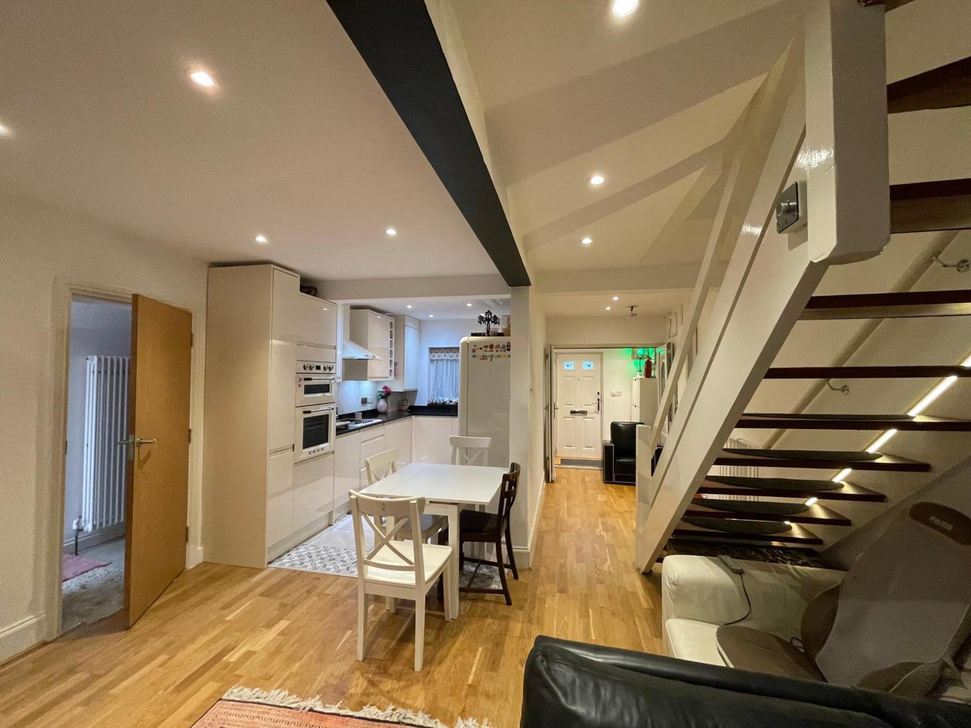 Villa Luxe Quartet: Spacious 4-bed Retreat Near Elizabeth Line *